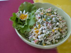 Salada com palitos de caranguejo e pepino em conserva Salada com palitos de caranguejo e pepino em conserva